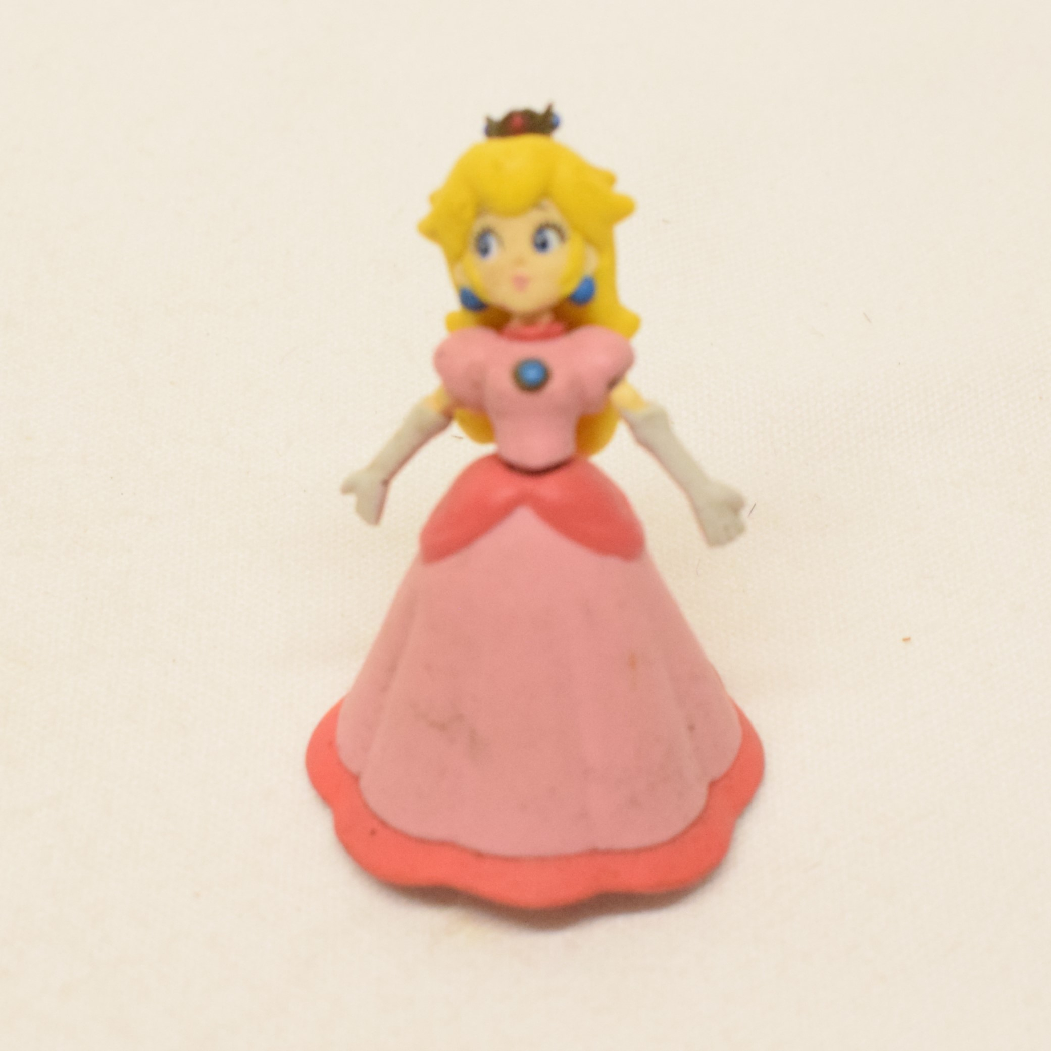 Lot de quatre figurines et un gros pin's univers Mario Nintendo Bon état - Vue 3 - 